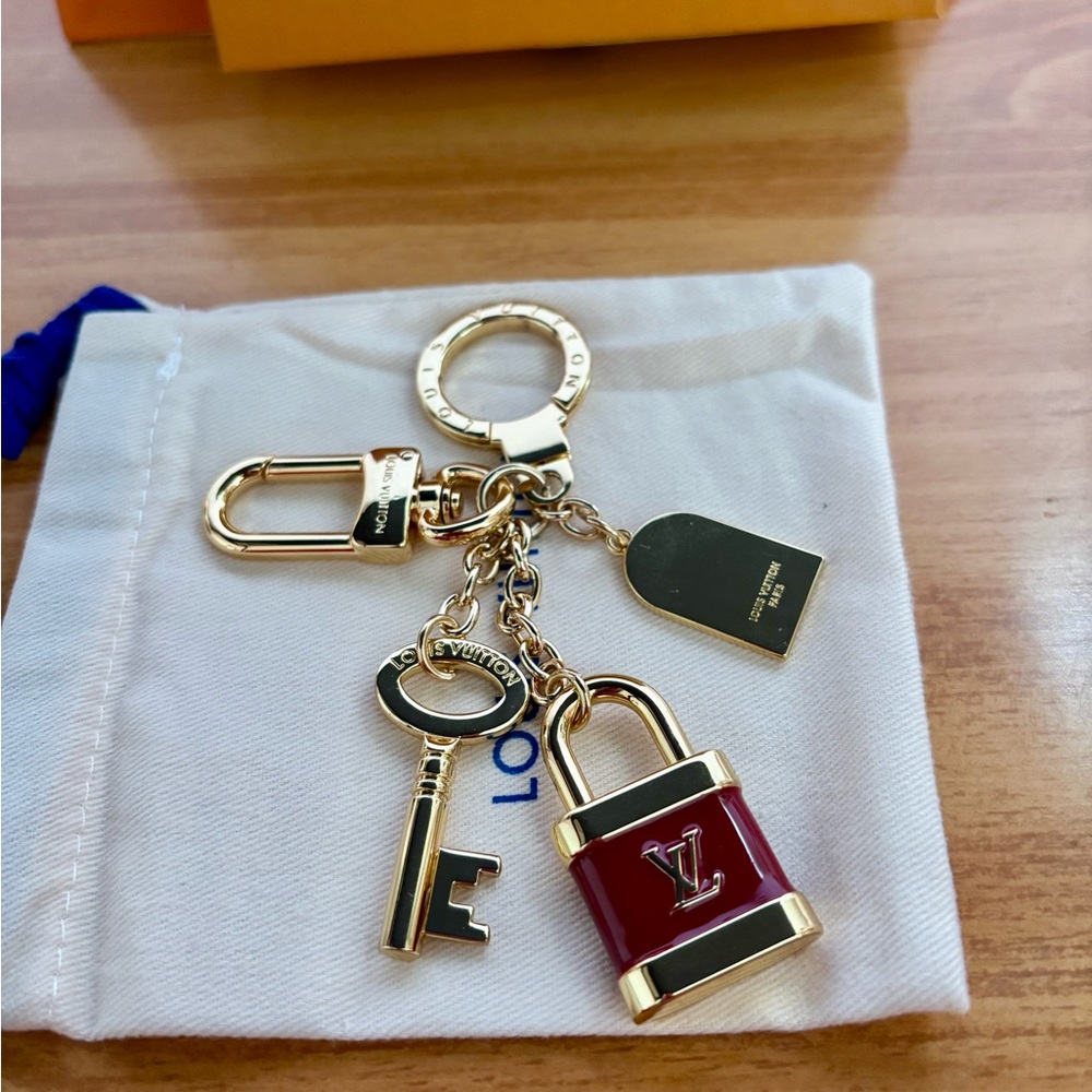 EUC LV Red and Gold Bag Charm Key Holder Ring Chain Porto Cle Kaduna. - Picture 2 of 3